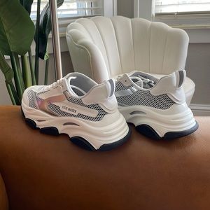 STEVE MADDEN trendy athletic shoe